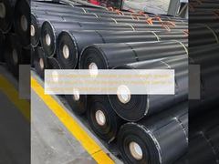 Λεία αδιάβροχη μεμβράνη με αντοχή σε εφελκυσμό μεγαλύτερη ή ίση των 15MPa, σχεδιασμένη για φράγμα υγρασίας σε έργα στέγης και θεμελίωσης.