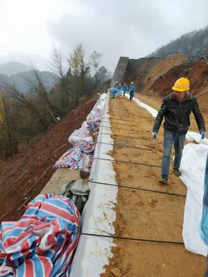 100-100kn Αντοχή σε εφελκυσμό υφαντό γεωύφασμα ιδανικό για συστήματα αποστράγγισης και ενίσχυση εδάφους μήκος 50μ έως 100μ