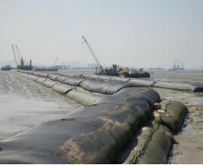 Geotextile dewatering tubes filled with black sand for cofferdams, land reclamation, offering high temperature resistance and performance