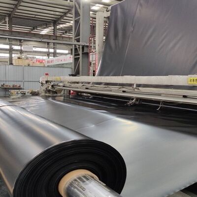 Ανθεκτική στην υπεριώδη ακτινοβολία 1,5mm λεία γεωμεμβράνη HDPE για δεξαμενές άρδευσης στη γεωργία