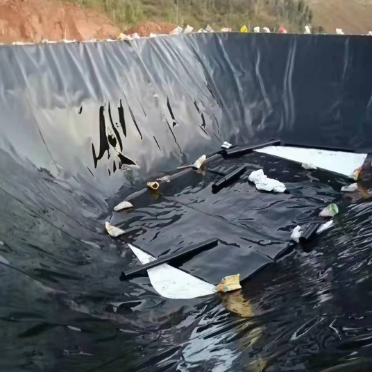 Επένδυση γεωμεμβράνης HDPE ανθεκτική στη διάτρηση για ανθεκτικό φράγμα στεγανότητας σε γεωργικές και βιομηχανικές εφαρμογές
