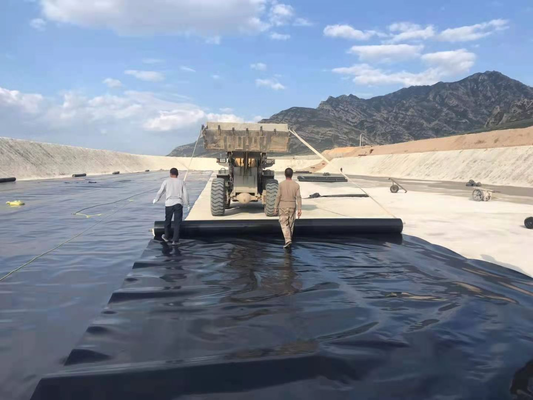 Επένδυση γεωμεμβράνης μαύρου HDPE με προστασία UV για κατασκευή τεχνητής λίμνης