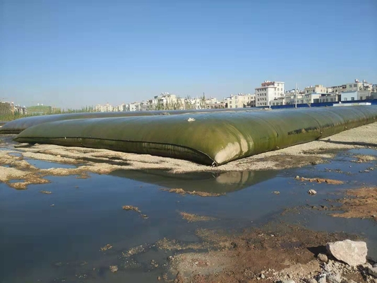 Αποβρύχιση σάκων γεωτεξτύλων για την επεξεργασία λυμάτων από φοινικέλαιο