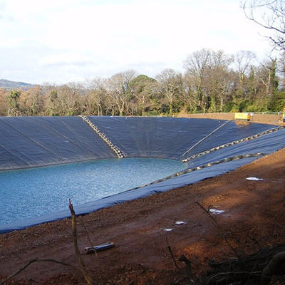 Δείκτης Οξυγόνου≥30 τοις εκατό HDPE Γεωμεμβράνη Μαύρο Άσπρο Μπλε Πράσινο Γκρι Κόκκινο Κίτρινο Ανθεκτικό Εύκαμπτο Αδιάβροχο Υλικό Επένδυσης