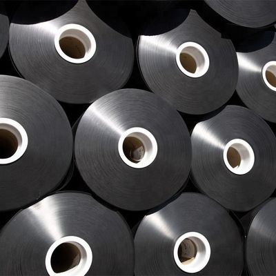 Γεωμεμβράνη HDPE μήκους 50 έως 100m, προσφέροντας αντοχή σε εφελκυσμό άνω των 15MPa και περιεκτικότητα σε μαύρο άνθρακα που κυμαίνεται από 2,0 έως 3,0 τοις εκατό