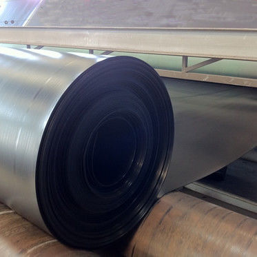 Γεωμεμβράνη HDPE μήκους 50 έως 100m, προσφέροντας αντοχή σε εφελκυσμό άνω των 15MPa και περιεκτικότητα σε μαύρο άνθρακα που κυμαίνεται από 2,0 έως 3,0 τοις εκατό