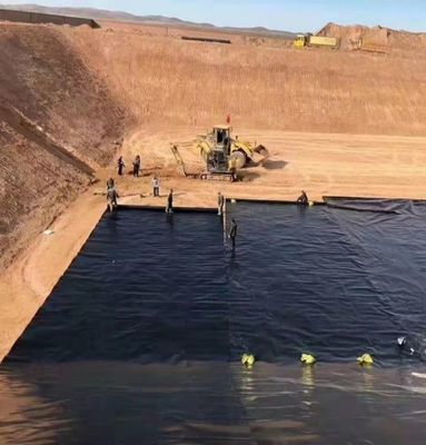 Περιεκτικότητα σε Μαύρο Άνθρακα 2.0-3.0 τοις εκατό HDPE Γεωμεμβράνη Επένδυση Λεία Επιφάνεια με Αντοχή σε Δάκρυση Όχι Μικρότερη από 25KN ανά Μέτρο Ανθεκτικό και Υλικό