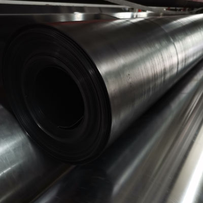 Αντοχή σε διάτρηση 20N Γεωμεμβράνη HDPE που προσφέρει επιμήκυνση κατά τη θραύση 700 τοις εκατό και αντοχή σε σχίσιμο 25KN ανά μέτρο